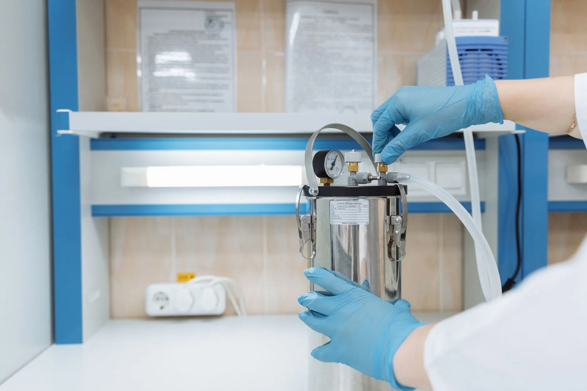 电子元器件选型要点：电容器与电阻器在工业电路中的匹配指南